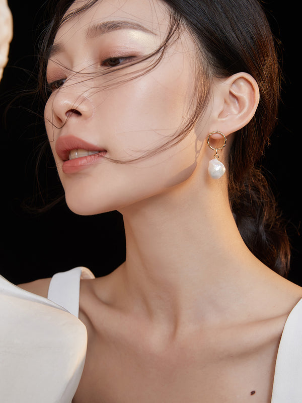 Advanced retro vintage port style alien pearl earrings